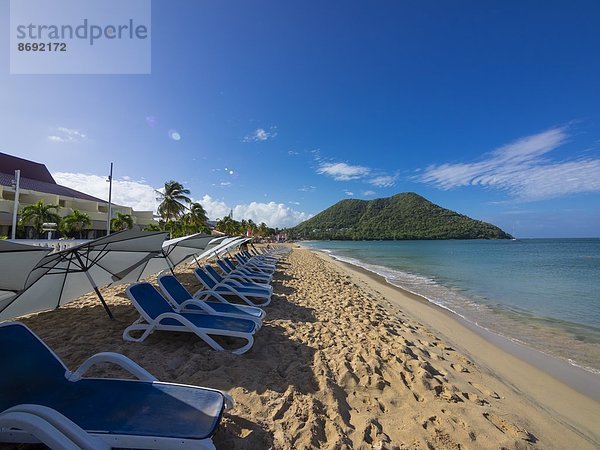 Karibik  Kleine Antillen  Saint Lucia  Rodney Bay  leere Sonnenliegen am Strand