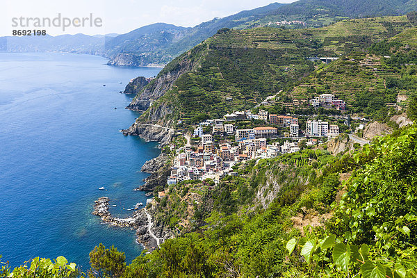 Italien  Ligurien  La Spezia  Cinque Terre  Riomaggiore  Blick auf Küste und Dorf