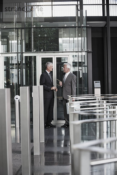 Zwei Geschäftsleute sprechen in der Lobby