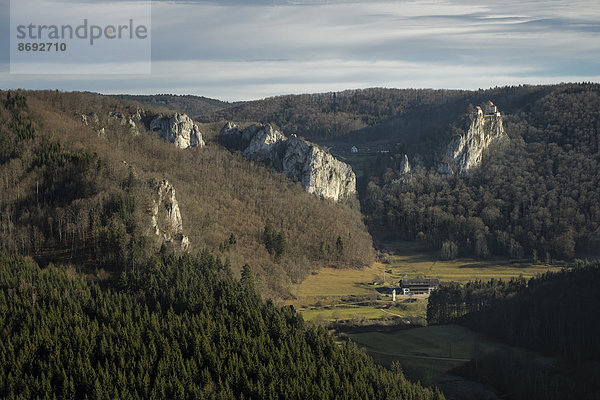 Deutschland  Baden Württemberg  Blick auf das Obere Donautal zur Burg Bronnen