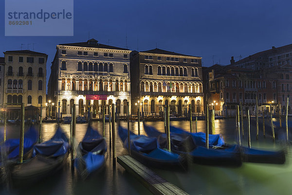 Italien  Venedig  Gondeln auf dem Canale Grande bei Nacht