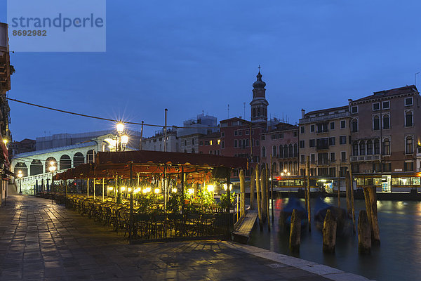 Italien  Venedig  Restaurant mit Blick auf die Rialto-Brücke am Canale Grande bei Nacht