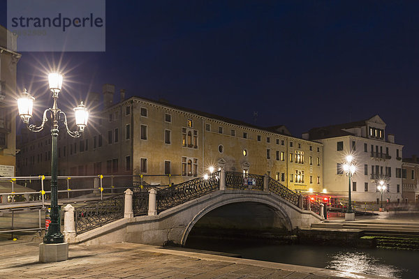 Italien  Venedig  Brücke am Markusplatz bei Nacht