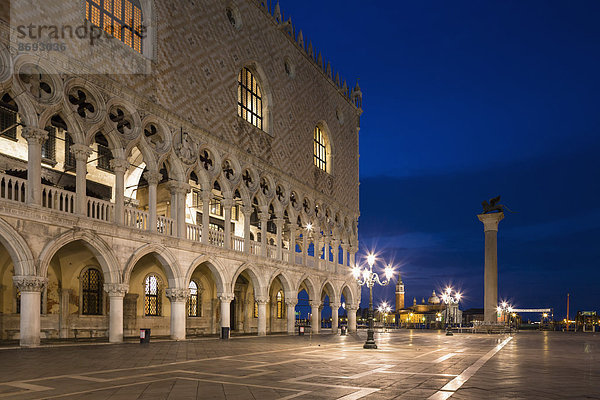 Italien  Venedig  Markusplatz mit Dogenpalast bei Nacht