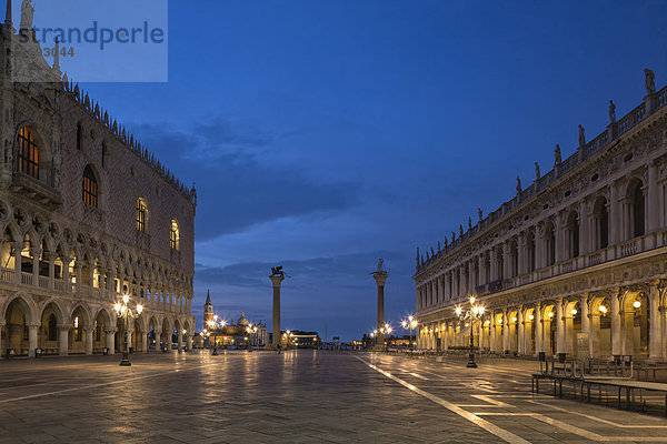 Italien  Venedig  Markusplatz bei Nacht