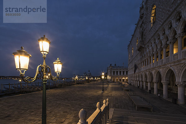 Italien  Venedig  Promenade mit Dogenpalast bei Nacht