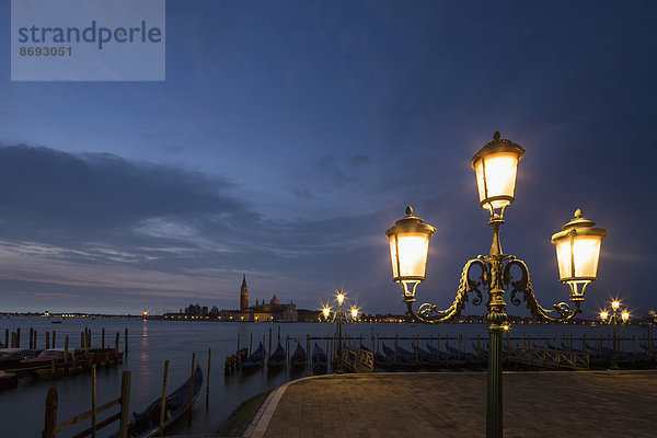 Italien  Venedig  Promenade mit Blick auf San Giorgio Maggiore bei Nacht
