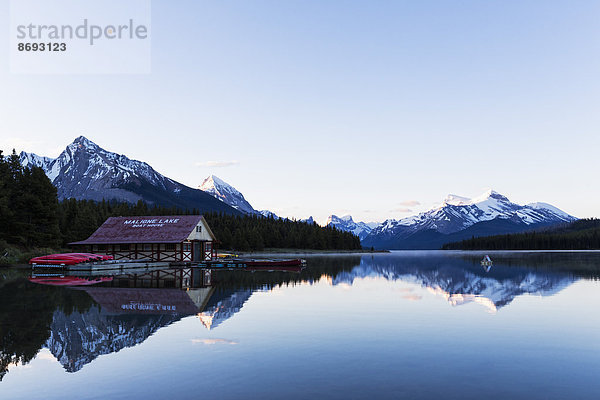 Kanada  Alberta  Jasper National Park  Maligne Mountain  Maligne Lake  Bootshaus mit Kanus