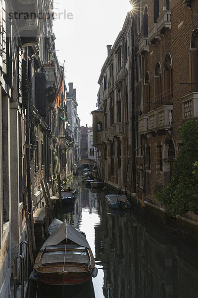 Italien  Venetien  Venedig  Schiffe auf dem Kanal