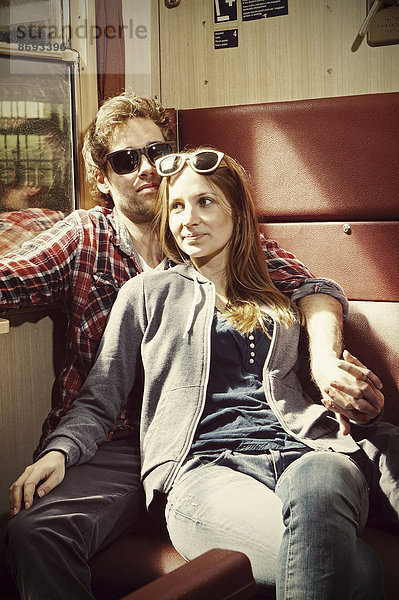Porträt eines jungen Paares im Abteil sitzend