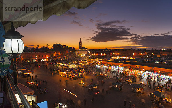 Marokko  Marrakesch  Blick auf den Djemaa el-Fna Platz in der Dämmerung