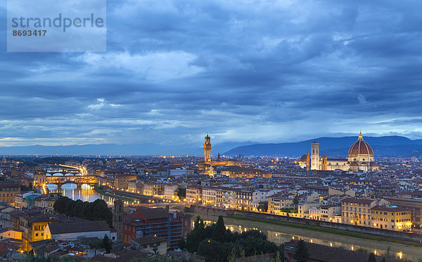 Italien  Toskana  Florenz  Blick auf die Stadt mit Ponte Vecchio und Duomo di Firenze in der Abenddämmerung.