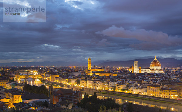 Italien  Toskana  Florenz  Blick auf die Stadt mit Ponte Vecchio und Duomo di Firenze in der Abenddämmerung.