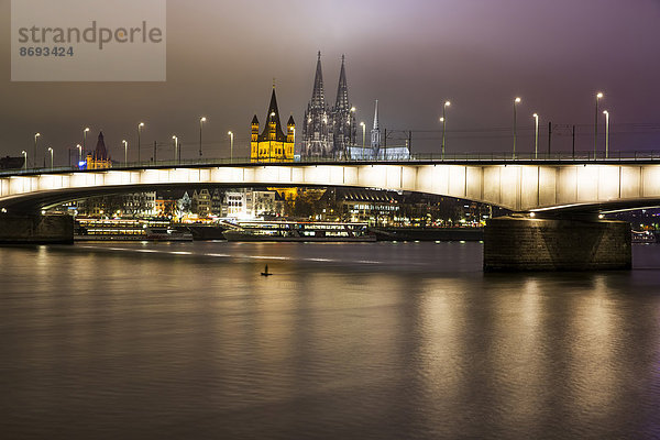 Deutschland  Nordrhein-Westfalen  Köln  Blick auf Deutz-Brücke  Großer St. Martin und Kölner Dom bei Nacht
