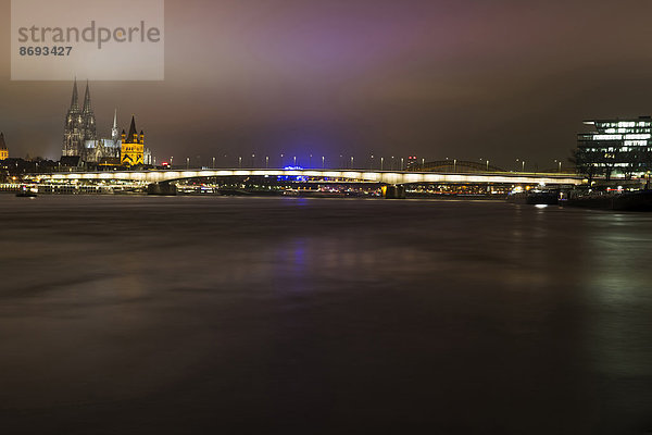 Deutschland  Nordrhein-Westfalen  Köln  Blick auf Deutz-Brücke  Großer St. Martin und Kölner Dom bei Nacht