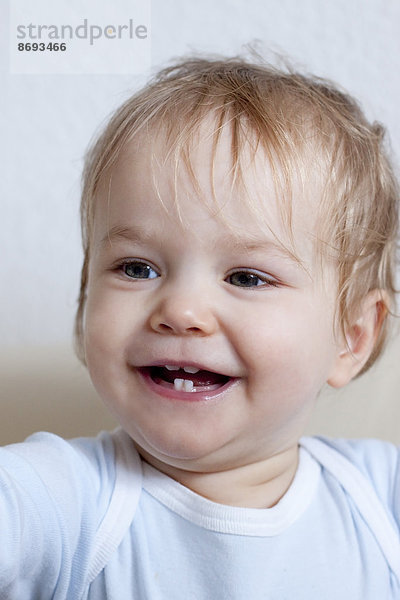 Porträt eines lächelnden Kleinkindes