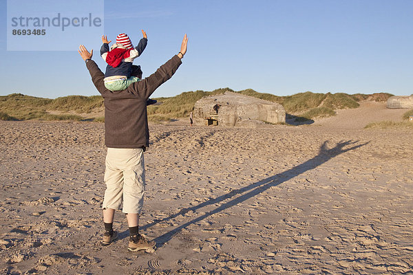 Dänemark  Blavand  kleines Mädchen und ihr Vater beim Spielen am Strand