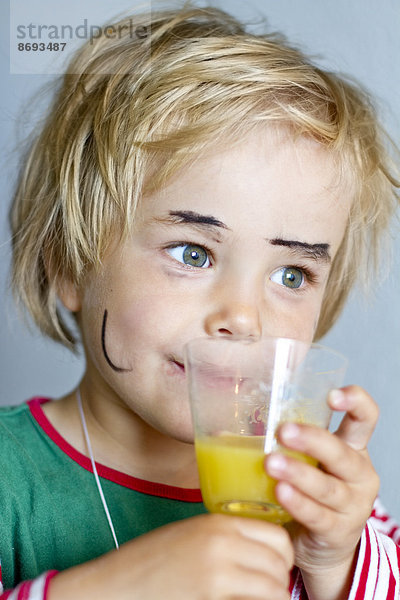 Porträt eines kleinen Mädchens beim Fruchtsafttrinken