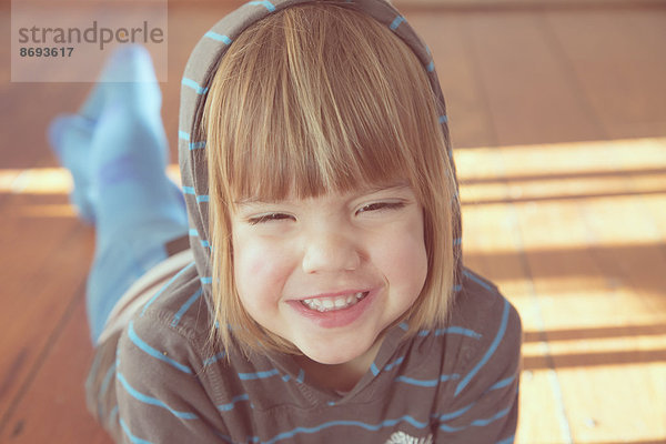 Porträt eines funkelnden kleinen Mädchens mit Kapuzenpullover