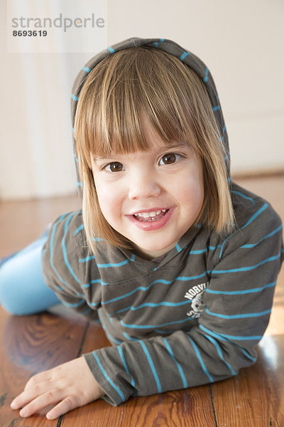 Porträt eines lächelnden Mädchens mit Kapuzenpullover