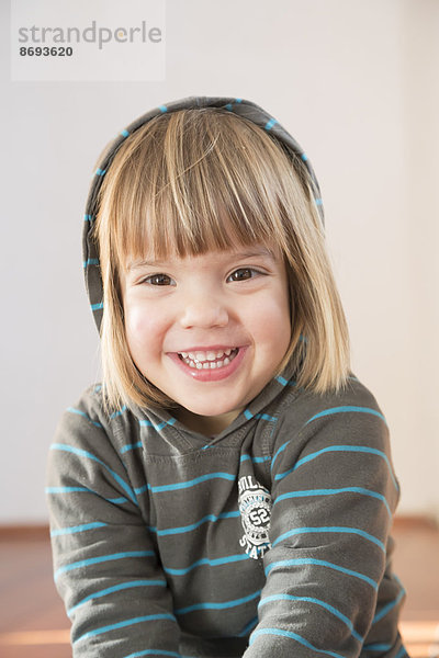 Porträt eines lächelnden kleinen Mädchens mit Kapuzenpullover