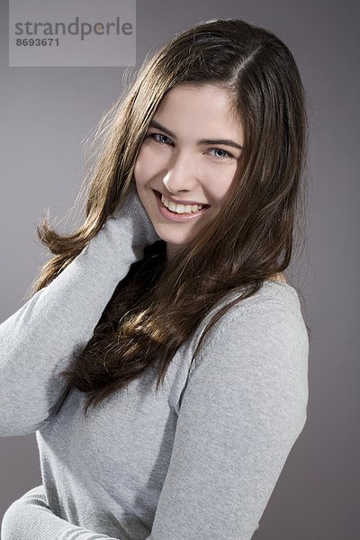 Porträt einer lächelnden jungen Frau  Studioaufnahme