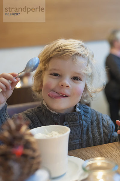 Lächelnder blonder Junge im Café  Portrait
