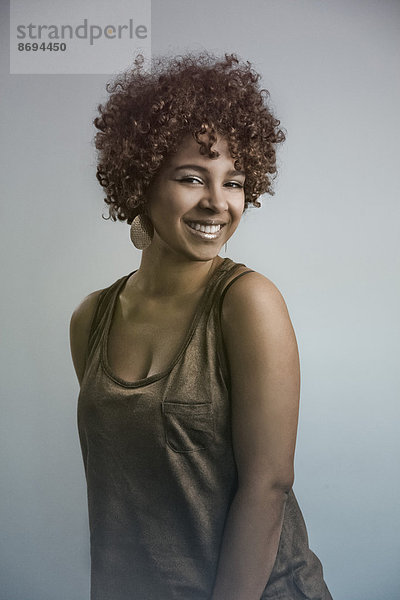 Porträt einer lächelnden Afroamerikanerin