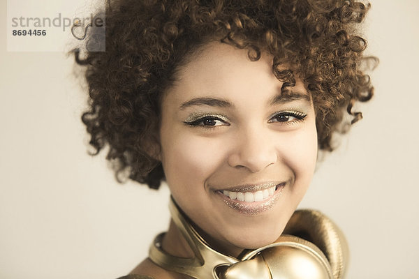 Portrait einer Afroamerikanerin mit Kopfhörer