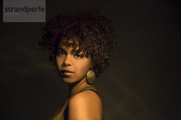 Porträt einer Afroamerikanerin mit goldenem Ohrring