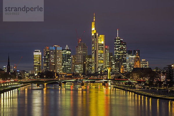 Deutschland  Hessen  Frankfurt  Finanzplatz  Skyline mit Ignatz-Bubis-Brücke bei Nacht