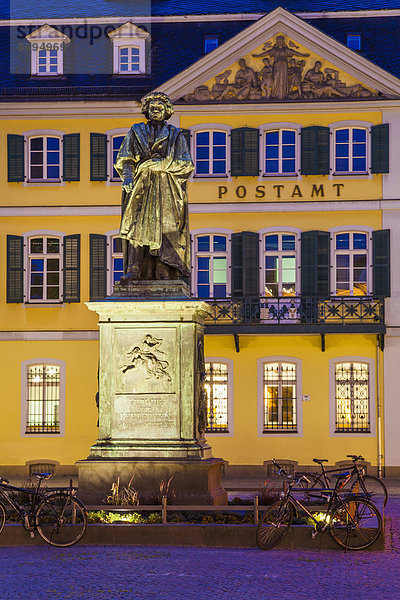 Deutschland  Nordrhein-Westfalen  Bonn  beleuchtetes Beethoven-Denkmal am Münsterplatz bei Abenddämmerung