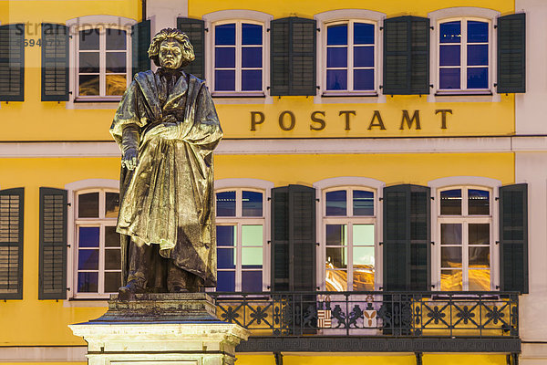 Deutschland  Nordrhein-Westfalen  Bonn  beleuchtetes Beethoven-Denkmal am Münsterplatz bei Abenddämmerung