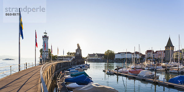 Deutschland  Bayern  Schwaben  Bodensee  Hafen mit Altstadt und Mangturm und Leuchtturm