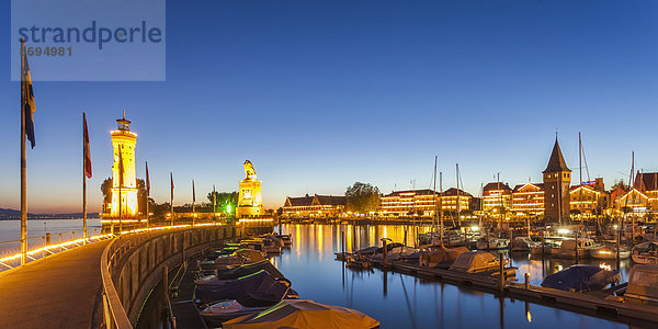 Deutschland  Bayern  Schwaben  Bodensee  Hafen mit Altstadt und Mangturm und Leuchtturm am Abend