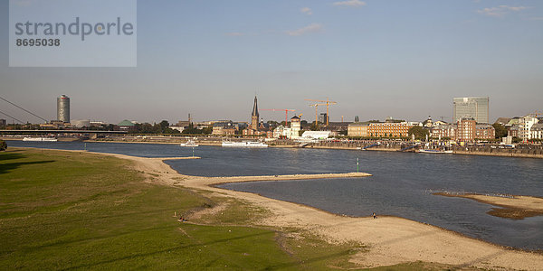 Deutschland  Nordrhein-Westfalen  Düsseldorf  Rheinufer mit Lambertuskirche und Schlossturm