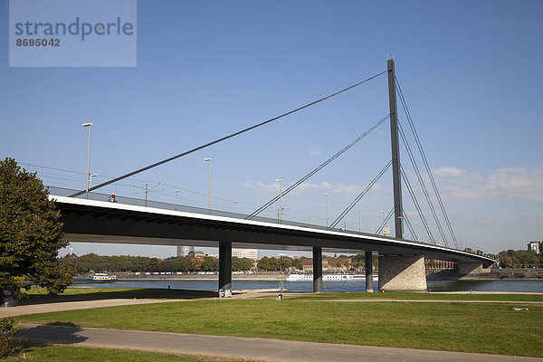 Deutschland  Nordrhein-Westfalen  Düsseldorf  Rhein-Knie-Brücke