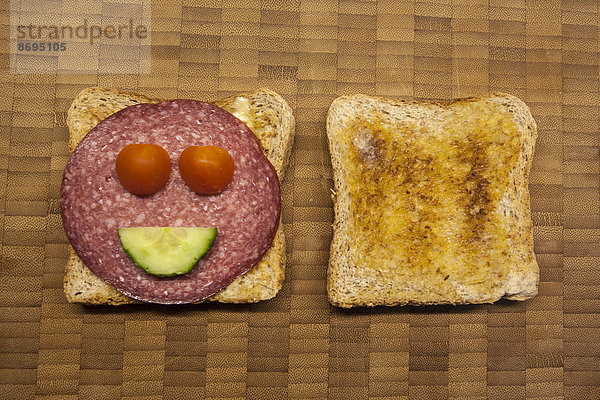 Sandwiches mit Salami  Tomate  Gurke  Lächeln