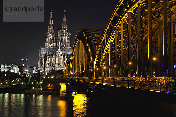 Deutschland  Nordrhein-Westfalen  Köln  Kölner Dom und Hohenhollernbrücke über den Rhein bei Nacht
