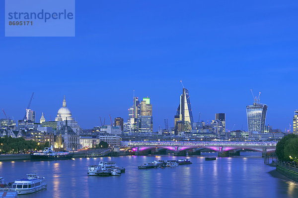 Skyline von London mit der Themse bei Dämmerung  London  England  Großbritannien