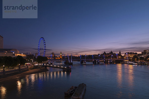 Blick von der Waterloo Bridge entlang der Themse  London  England  Großbritannien
