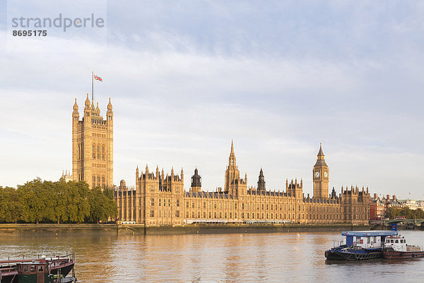 Der Palast von Westminster im Morgenlicht  London  England  Großbritannien
