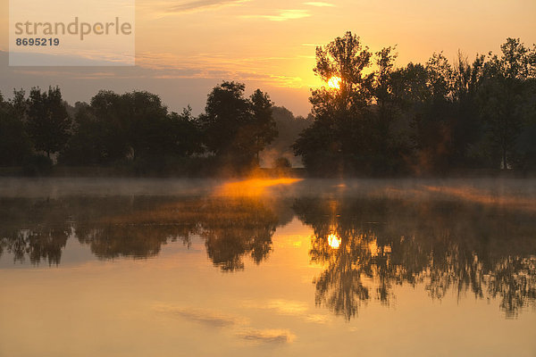 Sonnenaufgang über einem Teich  Herbsleben  Thüringen  Deutschland