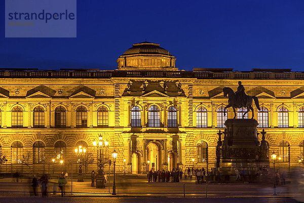 Zwinger mit Reiterstandbild bei Nacht  historische Altstadt  UNESCO-Weltkulturerbe  Dresden  Sachsen  Deutschland