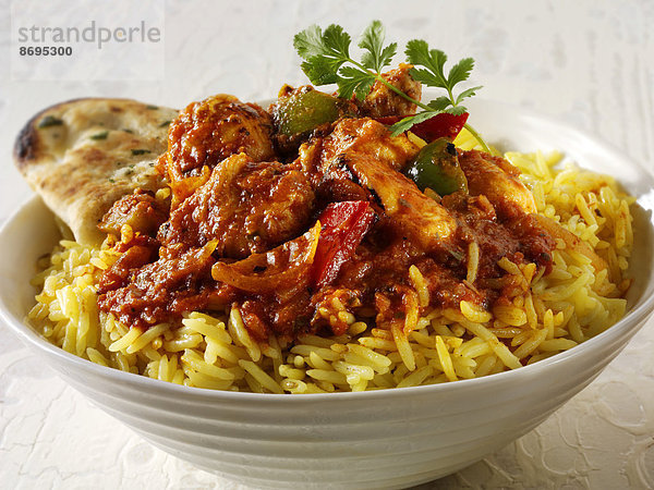 Jalfrezie-Hühnchen  indisches Curry mit Pilaw Reis und Naan-Brot