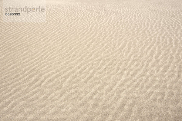 Sandfläche mit wellenartiger Struktur