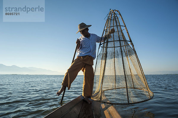 Fischer  Einbeinruderer mit traditionellem Korb im Kanu  Inle-See  Shan-Staat  Myanmar