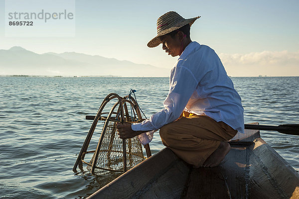 Fischer mit traditionellem Korb  im Kanu  Inle-See  Shan-Staat  Myanmar