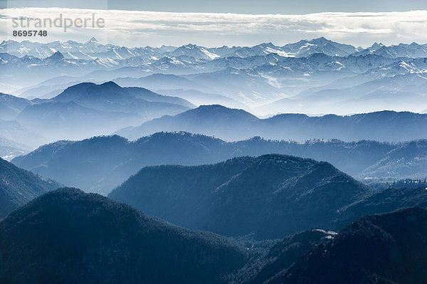 Luftaufnahme  Alpenkette bei Miesbach und Tegernsee  südwärts gesehen  Oberbayern  Bayern  Deutschland