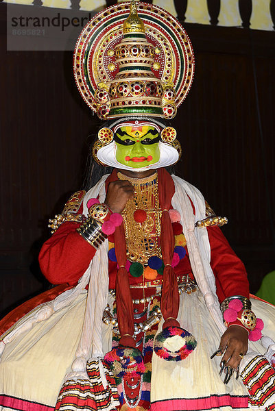 Vollständig geschminkter und kostümierter Kathakali-Tänzer beim Auftritt  Kochi  Kerala  Südindien  Indien